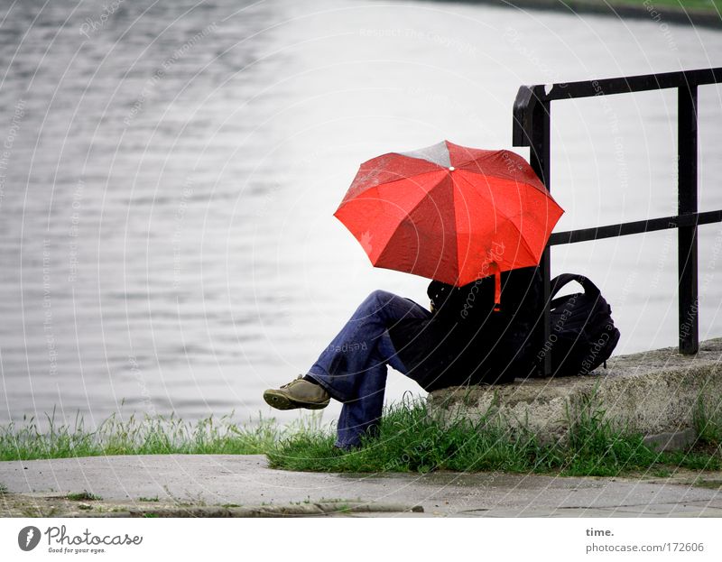 Frau mit Schirm am Fluss Regen Seeufer Teich Straße Wege & Pfade Regenschirm sitzen nass grau rot Pause Am Rand Aufenthalt Geländer Brückengeländer überschlagen