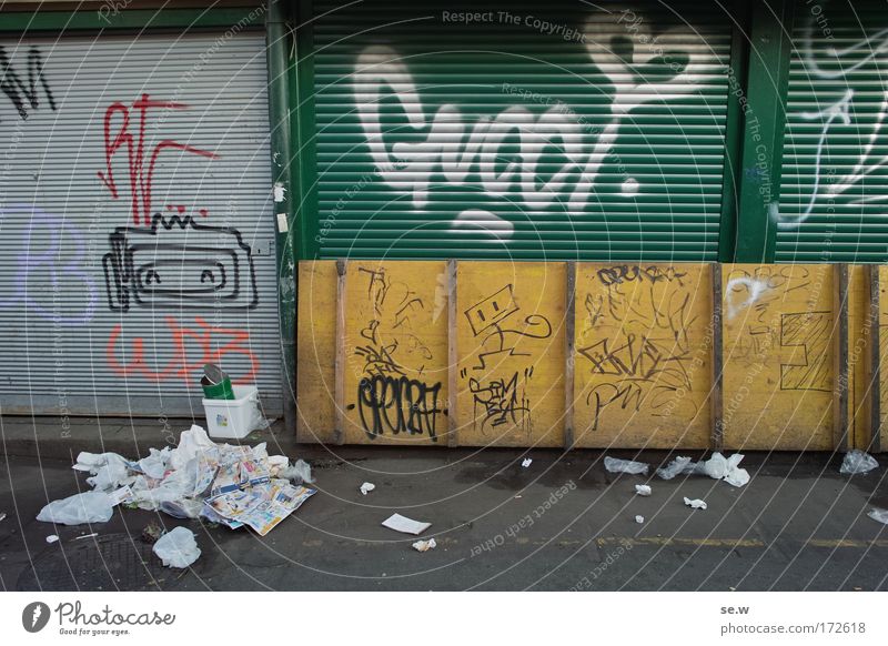 Nach dem Einkauf Farbfoto Außenaufnahme Menschenleer Abend Handel Feierabend Marktplatz Fassade zeichnen Reinigen dreckig Graffiti Stadt