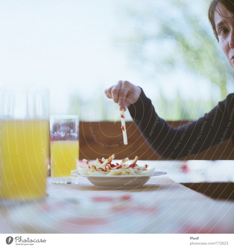 [PC-Usertreff Ffm]: Blasse Fritten Reloaded Farbfoto Gedeckte Farben Außenaufnahme Tag Blick Blick in die Kamera Pommes frites Ketchup Ernährung Essen