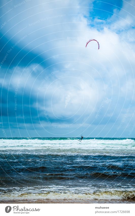 Kitesurfing Mensch Junger Mann Jugendliche 1 18-30 Jahre Erwachsene Wasser Wolken Sommer Wind Wellen Küste Moliets-et-Maa Frankreich Neoprenanzug Helm Sport