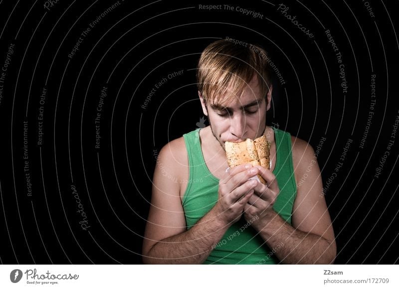 muss auch mal sein Farbfoto Studioaufnahme Kunstlicht Blick nach unten Lebensmittel Brötchen Belegtes Brot Fastfood Stil Mensch maskulin Junger Mann Jugendliche