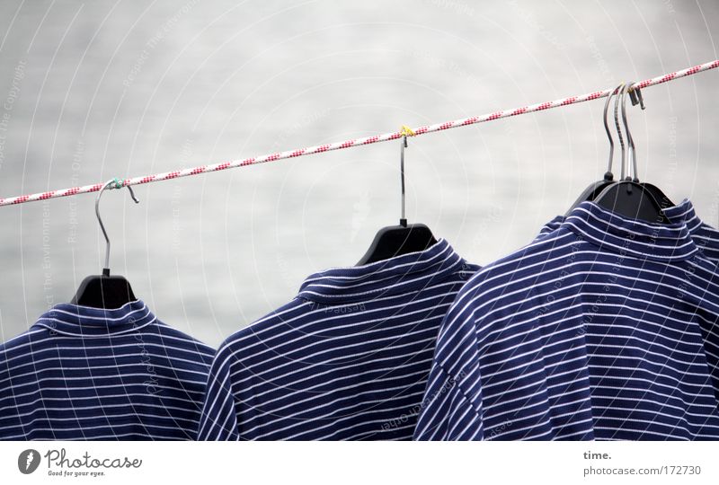 KI09.1 | Norddeutsche Küstenkollektion Seil Bekleidung Hemd Fischerhemd Kleiderbügel Streifen hängen verkaufen gestreift Kleiderhaken aufhängen Reihe Tracht