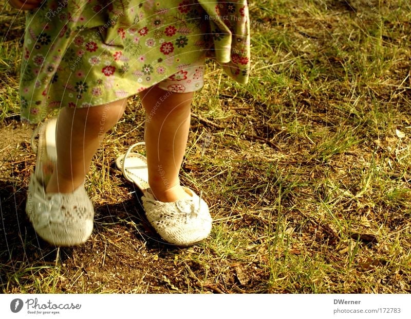 ... da wachs ich noch rein! I Garten Tanzen Kind Mensch Kleinkind Mädchen Beine Fuß 1 1-3 Jahre Bühne Tänzer Gras Kleid Schuhe Flipflops Spielzeug Puppe Fußspur