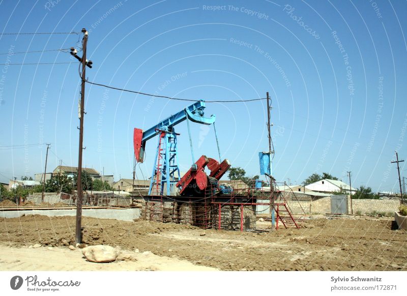 Aserbaidschan Farbfoto Außenaufnahme Menschenleer Hintergrund neutral Zentralperspektive Maschine Technik & Technologie Energiewirtschaft Energiekrise Industrie
