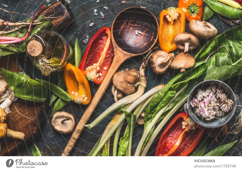 Verschiedenes frisches Gemüse und Kochlöffel Lebensmittel Kräuter & Gewürze Ernährung Bioprodukte Vegetarische Ernährung Diät Löffel Lifestyle Design