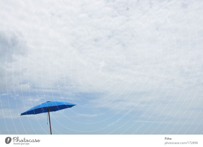 Regen oder Sonne? Freizeit & Hobby Ferien & Urlaub & Reisen Tourismus Freiheit Sommer Sommerurlaub blau Sonnenschirm Erholung Wolken Strandschirm Stoff