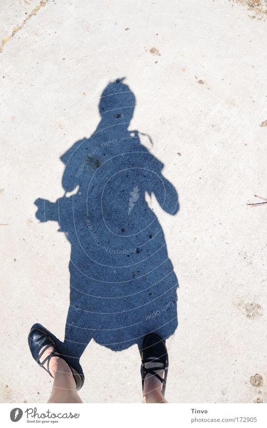 Schattenfotografin Farbfoto Gedeckte Farben Außenaufnahme Textfreiraum oben Tag Licht Kontrast Silhouette feminin Frau Erwachsene Fuß 1 Mensch Straße