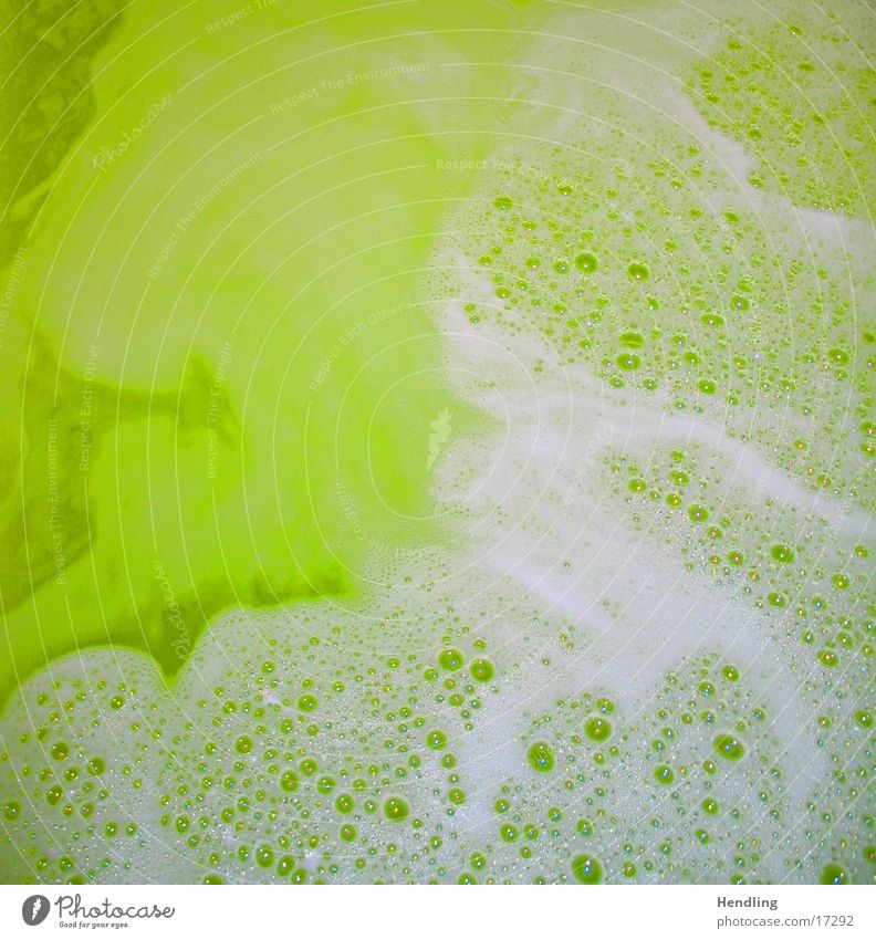 Der Schaum breitet sich aus Makroaufnahme Nahaufnahme weißer Schaum grünes Wasser grelle Farben