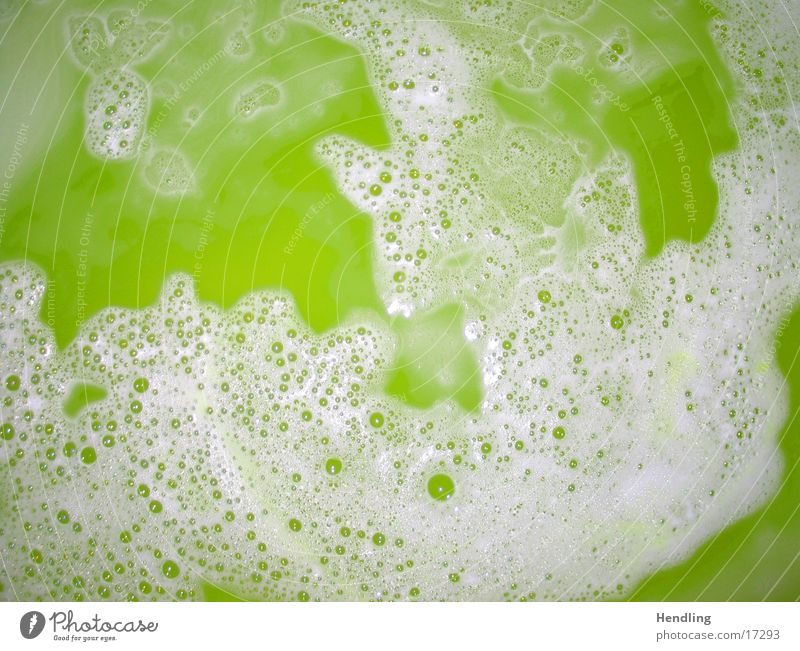 Giftgrüne Flüssigkeit Makroaufnahme Nahaufnahme Badezusatz große Blasen grünes Wasser