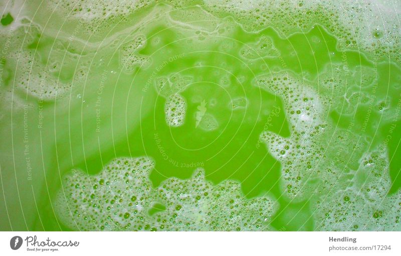 Grüne Säure in der Badewanne giftgrün Farbverlauf Muster Makroaufnahme Nahaufnahme blasen