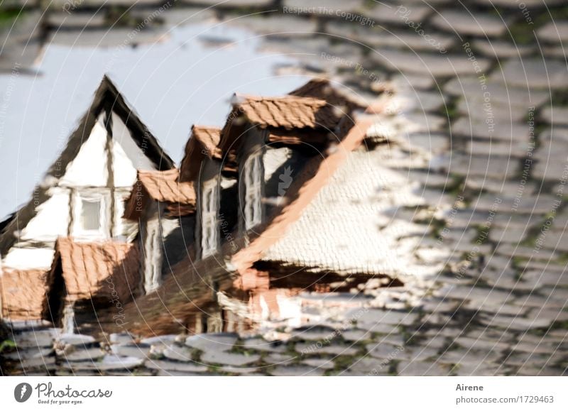 AST 9 | aus einer anderen Welt I Wasser Wassertropfen Himmel Schönes Wetter Kleinstadt Altstadt Menschenleer Haus Traumhaus Dach Dachgiebel Dachfenster Mansarde