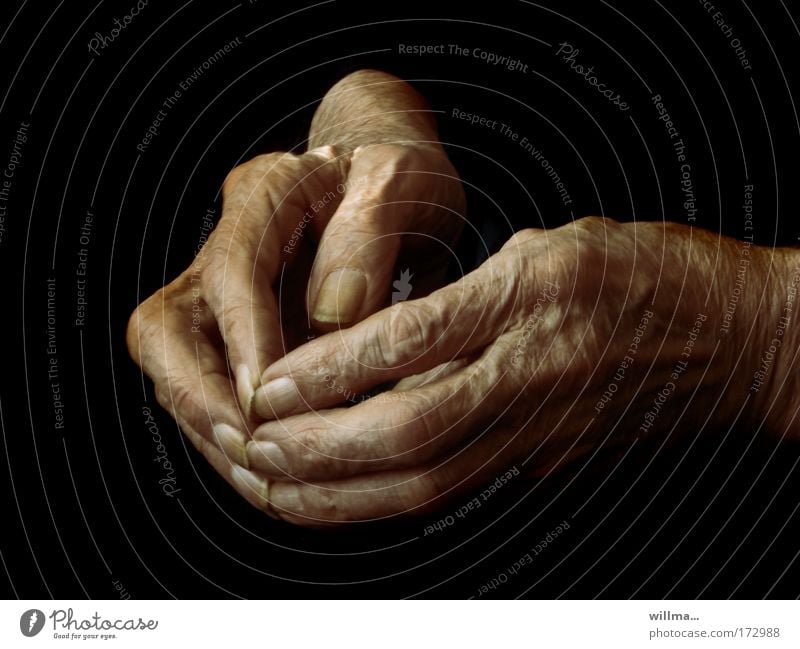 Hände mit Altersspuren - Resümee Hand Altersversorgung Alterserscheinung Pflegeheim Ruhestand Großmutter Senior Finger Fingernagel Hautfalten 60 und älter