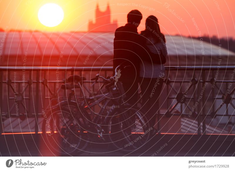 Junges Paar umarmt und genießt schönen Sonnenuntergang in der Stadt vom Aussichtspunkt Glück Stadion sprechen Mensch Junge Frau Jugendliche Junger Mann