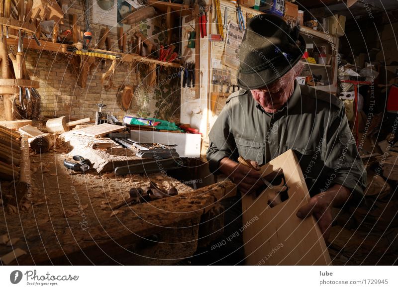 Schnitzer Arbeit & Erwerbstätigkeit Beruf Handwerker Arbeitsplatz Männlicher Senior Mann 1 Mensch 60 und älter Künstler Holz Schnitzereien Werkstatt Werkzeug