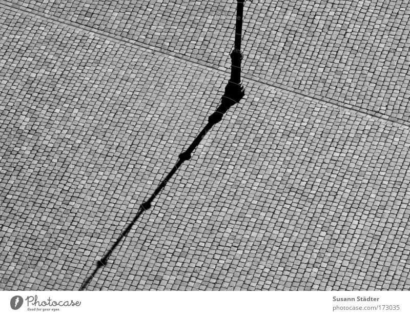 Sieben Uhr! Schwarzweißfoto Detailaufnahme abstrakt Muster Strukturen & Formen Menschenleer Textfreiraum rechts Textfreiraum unten Textfreiraum Mitte Schatten