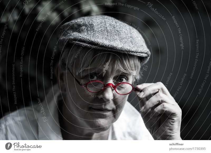 AST 9 | Bauer Lindemann sieht rot Mensch Frau Erwachsene 1 45-60 Jahre Blick Hand Brille Schutzbrille Brillenträger Brillenschlange Brillengestell