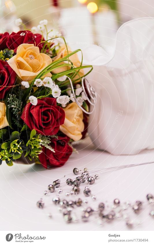 Brautstrauß mit silberner Dekoration und weißem Täschchen Feste & Feiern Hochzeit Pflanze Blume Rose Blüte Stoff Accessoire Schmuck Tasche Sack ästhetisch gelb