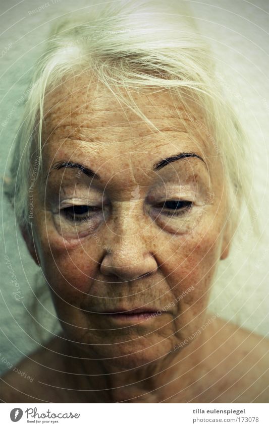 gewiss Mensch feminin Weiblicher Senior Frau Großmutter 1 60 und älter alt träumen Traurigkeit warten authentisch blond schön einzigartig natürlich ruhig