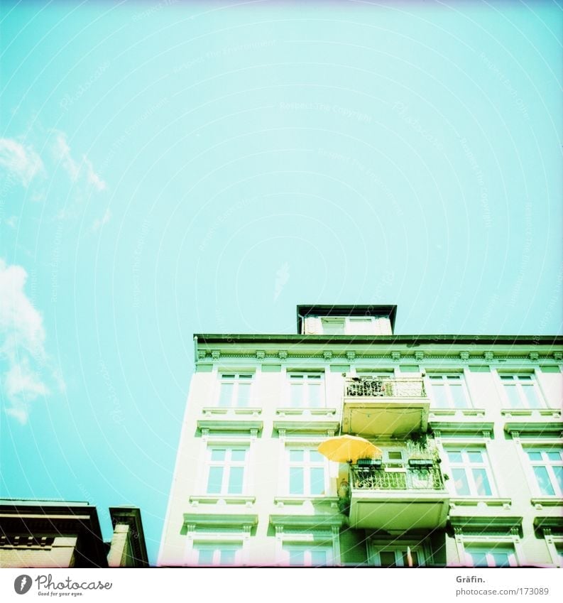 Sonntags auf dem Kiez Farbfoto Außenaufnahme Lomografie Holga Menschenleer Textfreiraum oben Sonnenlicht Gegenlicht Froschperspektive Haus Sommer Hafenstadt
