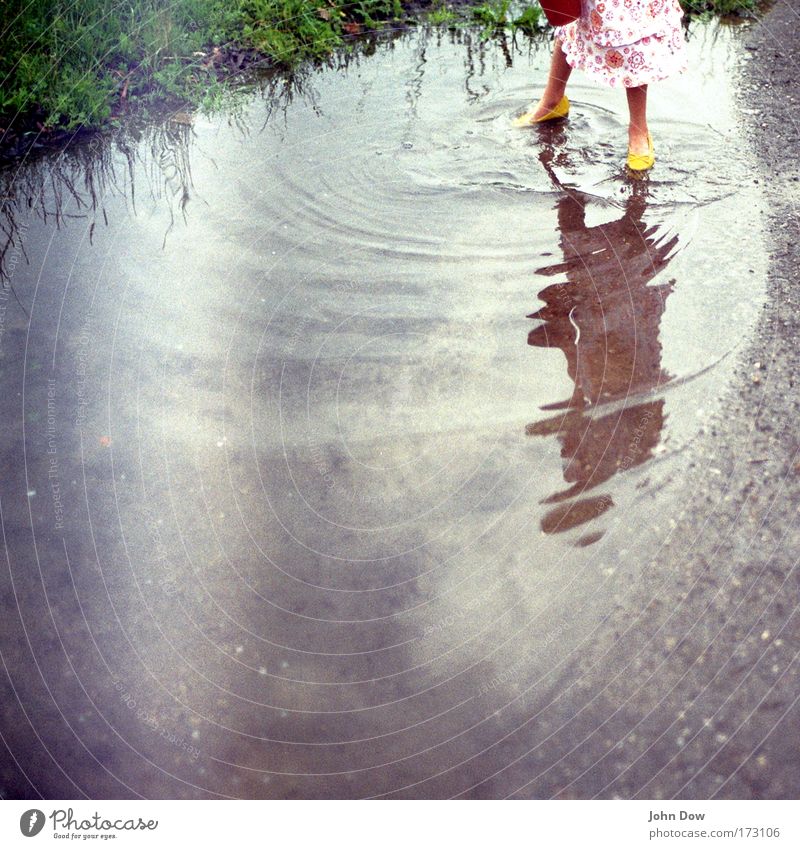 Das Wasser zieht Kreise Strukturen & Formen Reflexion & Spiegelung Unschärfe Freizeit & Hobby Spielen Mädchen Kindheit 1 Mensch Natur Gras Wiese Rock Schuhe