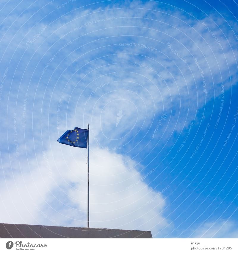 Hart am Wind Himmel Sommer Schönes Wetter Zeichen Netzwerk Fahne Europafahne Europa-Emblem blau Zukunftsangst Gesellschaft (Soziologie) Krise Macht