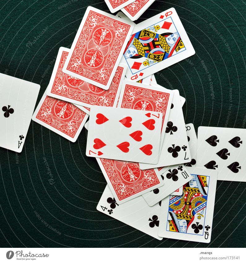 Das Spiel ist aus Farbfoto mehrfarbig Vogelperspektive Lifestyle Freude Glück Spielen Kartenspiel Poker Glücksspiel Erfolg achtsam Fairness Gier betrügen