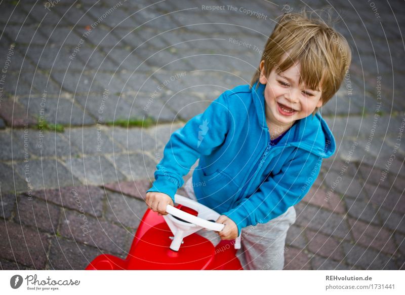 Fahrspaß Mensch maskulin Kind Kleinkind Junge 1 1-3 Jahre Bobbycar Bewegung Lächeln lachen Spielen Fröhlichkeit Glück klein lustig niedlich blau rot Freude