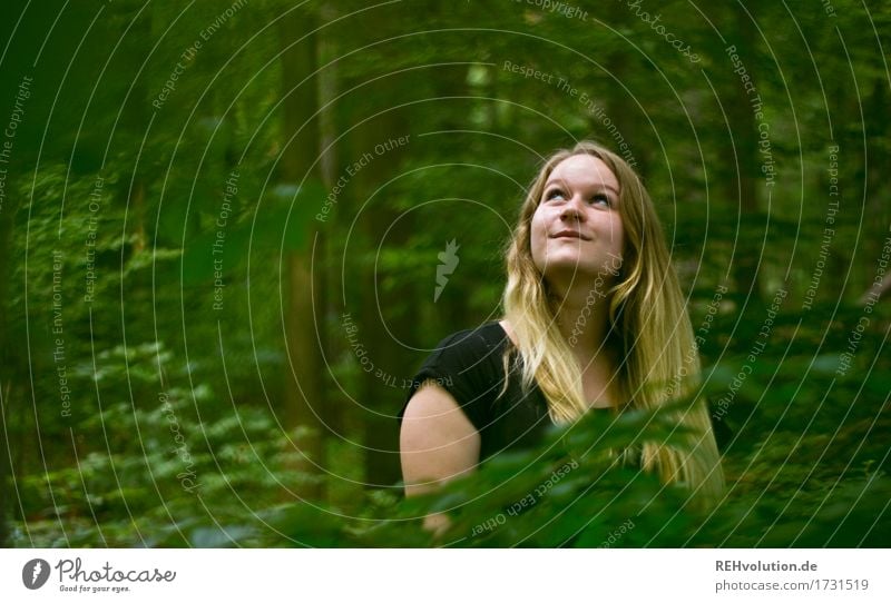 Jacki im Wald Mensch feminin Junge Frau Jugendliche Gesicht 1 18-30 Jahre Erwachsene Umwelt Natur Landschaft Baum Kleid blond langhaarig beobachten Lächeln
