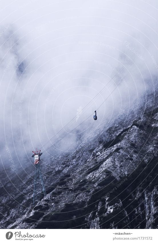 In unbekannte Höhen Ausflug Abenteuer Landschaft Wolken schlechtes Wetter Felsen Alpen Berge u. Gebirge Seilbahn Gondel Gondellift entdecken fahren schaukeln