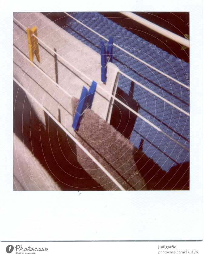 Trocknen Farbfoto Außenaufnahme Polaroid Tag Schatten Ferien & Urlaub & Reisen Sommer Sommerurlaub Häusliches Leben Garten hängen blau braun grau Handtuch