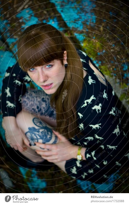 Carina | auf der Treppe Mensch feminin Junge Frau Jugendliche Erwachsene 1 18-30 Jahre Kleid Tattoo Piercing Haare & Frisuren brünett langhaarig Pony Zopf