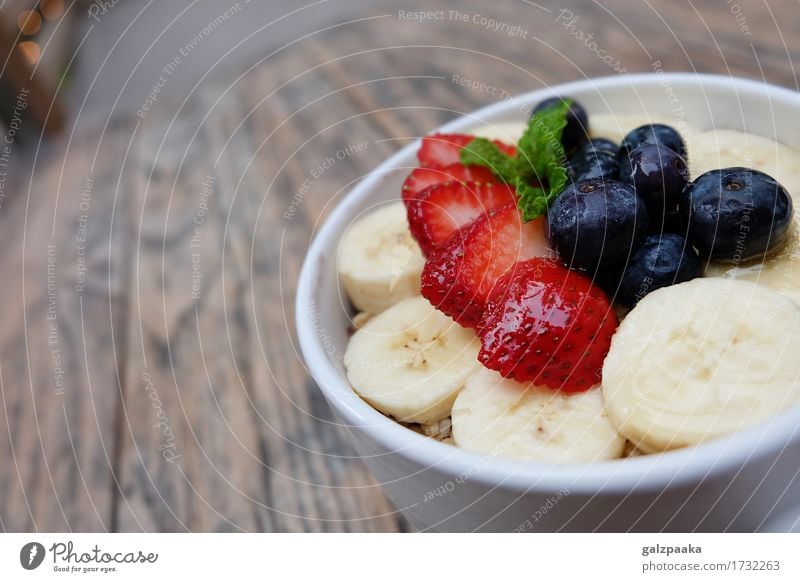 Acai-Schüsselerdbeerblaubeer-Bananenholztisch Joghurt Frucht Dessert Ernährung Frühstück Vegetarische Ernährung Diät Schalen & Schüsseln Sommer frisch lecker