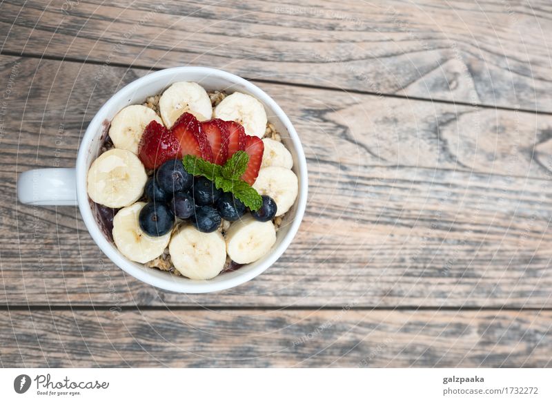 Acai-Schüsselerdbeerblaubeer-Bananenholztisch Joghurt Frucht Dessert Ernährung Frühstück Vegetarische Ernährung Diät Schalen & Schüsseln Gesundheit