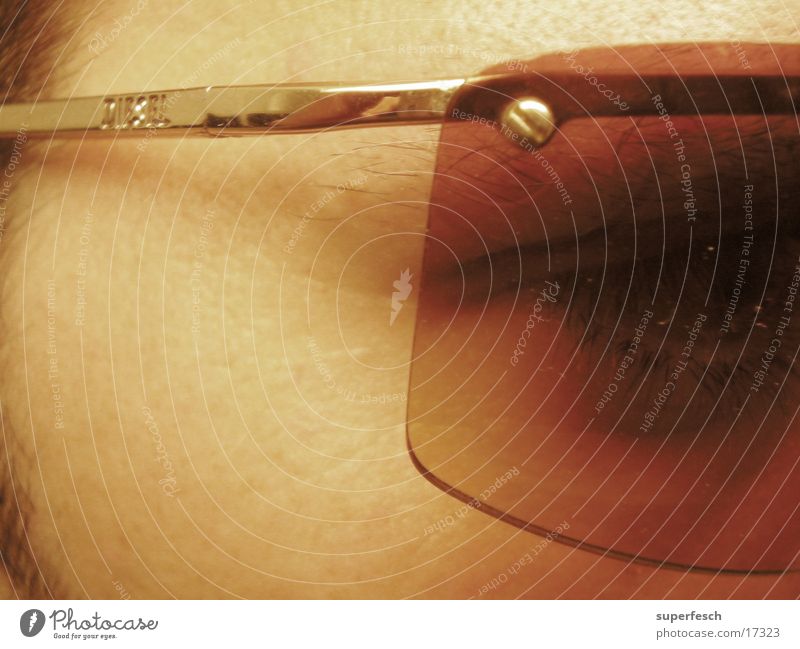 Diesel Sonnenbrille Kleiderbügel Mann Detailaufnahme Auge