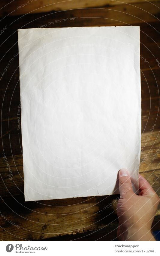 Hinweis weiß Mitteilung dreckig knittern Beteiligung Hand leer ausleeren blanko Papier