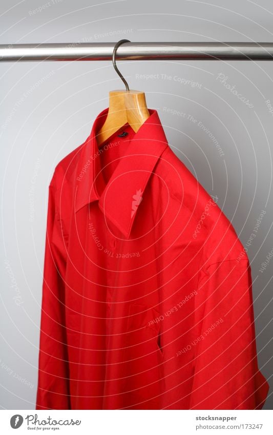 Rotes Hemd rot Herren Schrank Farbe erhängen Kleiderbügel Bekleidung Single Mode Objektfotografie