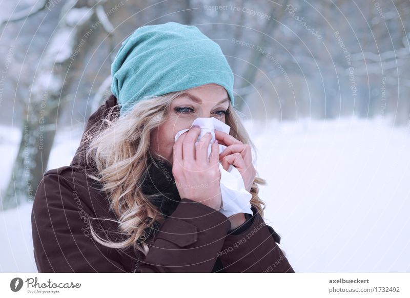 Frau bläst sich im Winter die Nase Lifestyle Gesundheit Krankheit Schnee Mensch feminin Junge Frau Jugendliche Erwachsene 1 30-45 Jahre Natur Wetter Eis Frost