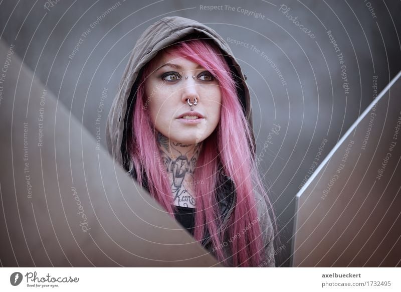 Frau mit rosa Haaren Piercings und Tattoos tätowiert Nasenring Hipster Subkultur Lifestyle Stil Junge Frau Jugendliche Erwachsene Jugendkultur Punk authentisch