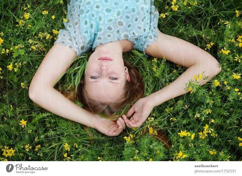junge Frau liegt kopfüber auf Blumenwiese Junge Frau liegen Natur Erholung Lifestyle Freizeit & Hobby Sommer Garten Mensch Jugendliche Erwachsene Frühling Gras