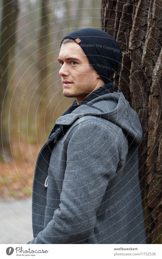 einsamer Mann, der an einem Baum sich lehnt Lifestyle Winter Mensch maskulin Junger Mann Jugendliche Erwachsene 1 18-30 Jahre Herbst Wald Jacke Mantel Hut