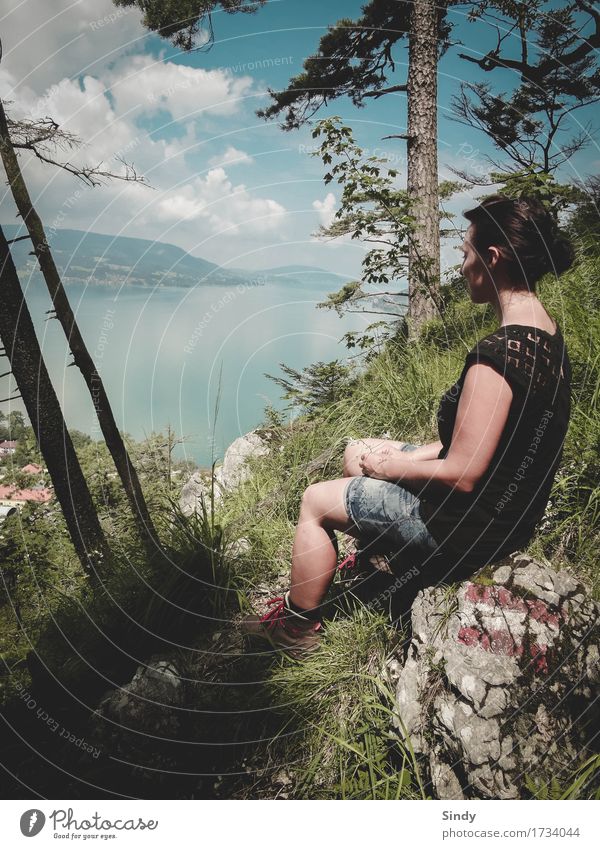 Aussicht feminin Frau Erwachsene 1 Mensch 18-30 Jahre Jugendliche Natur Wasser Wolken Sommer Schönes Wetter Baum Berge u. Gebirge Österreich Zopf Stein sitzen