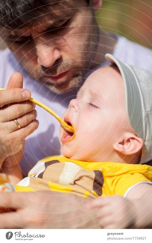 Papa füttert Kleinkind mit einem Löffel Babynahrung Ernährung Abendessen melken Kind Junge Junger Mann Jugendliche Vater Erwachsene Familie & Verwandtschaft