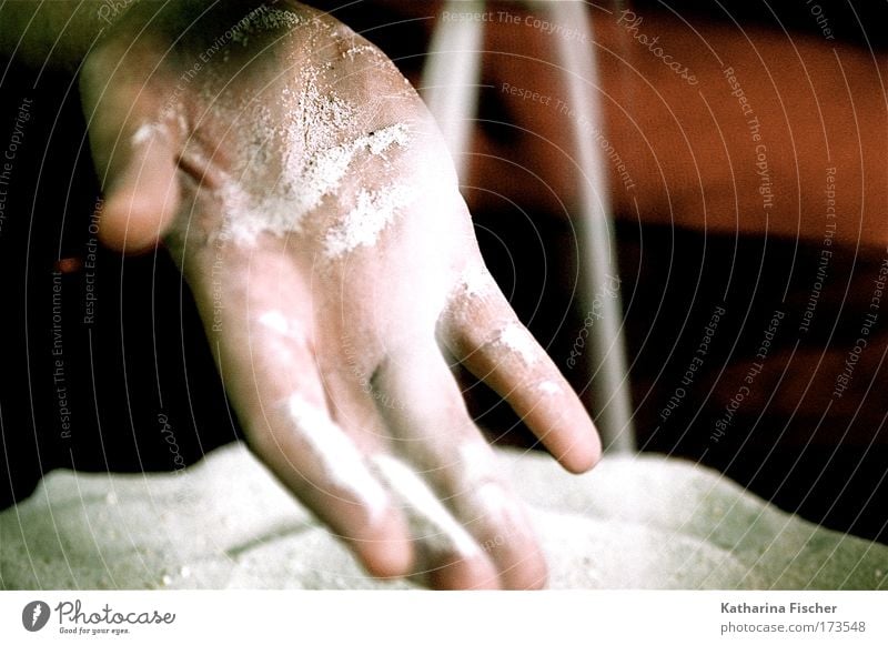 Sandspielerei Hand berühren natürlich weiß Gelassenheit ruhig rieseln körnig Sand auf der Haut Zeit zeitlos Zeitlosgkeit Sommer Finger Vergänglichkeit