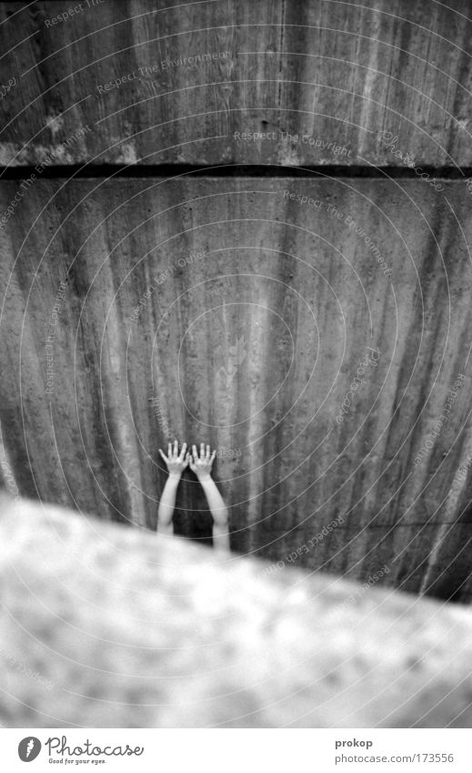 Lost Schwarzweißfoto Außenaufnahme Tag feminin Arme Hand Finger Angst Platzangst Zukunftsangst gefährlich Verzweiflung verstört Beton hart kalt Suche hilflos