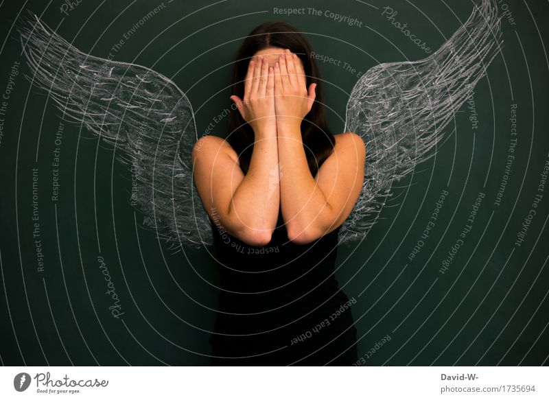 Engel - Frau mit Flügeln hält ihre Hände vor das Gesicht schamgefühl Engelhaft Unschuld hübsch unschuldig Buße Gewissen unschuldslamm Kreide Tafel