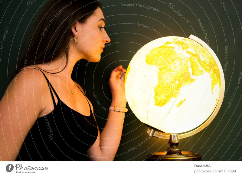 junge Frau mit einem leuchtendem Globus weltweit weltreise betrachtend global golden Junge Frau hübsch planung weltoffen Länder Kontinente Geographie Geografie