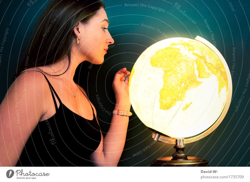 junge Frau betrachtet leuchtenden Globus Weltkugel Planet Erde Erdball betrachten beobachten erkunden Reisen magisch