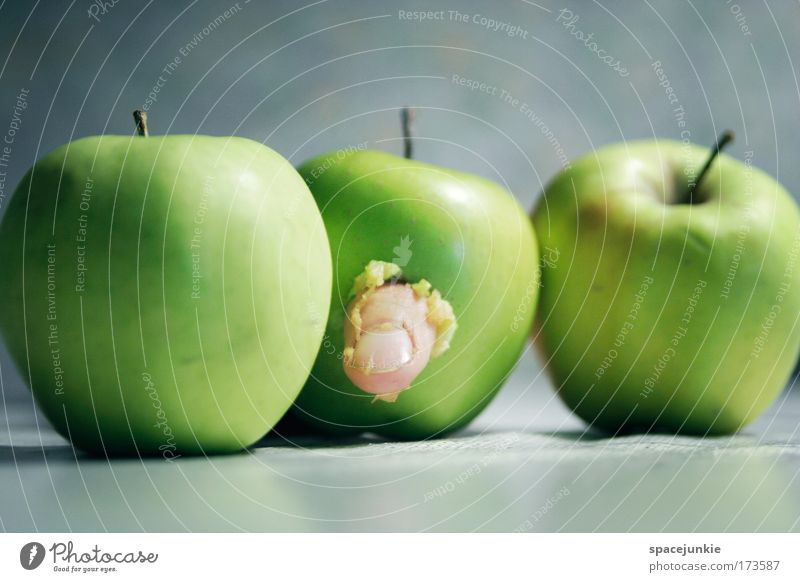 Fingerfood Farbfoto Innenaufnahme Lebensmittel Frucht Apfel Ernährung Bioprodukte Vegetarische Ernährung Bewegung Fressen hängen gruselig lecker lustig sauer