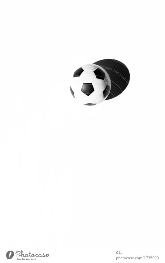 was zur verfügung stand / ball Freizeit & Hobby Spielen Kinderspiel Sport Fitness Sport-Training Ballsport Fußball rund schwarz weiß Freude Farbfoto