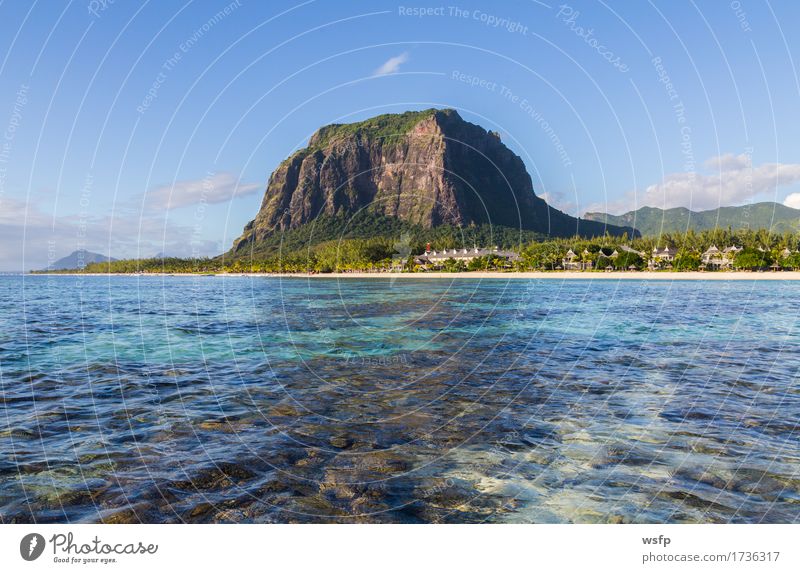 Le Morne Brabant in Mauritius mit Meer Panorama Ferien & Urlaub & Reisen Tourismus Sommer Insel Berge u. Gebirge Wasser Küste blau weiß Himmel Sandstrand